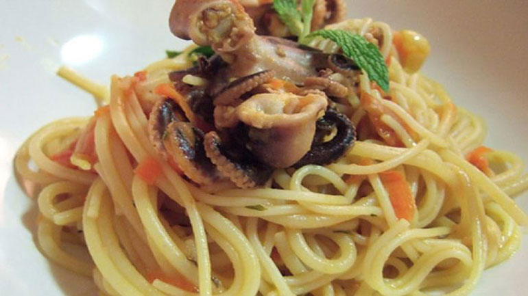 Χταπόδι κρασάτο με μακαρόνια