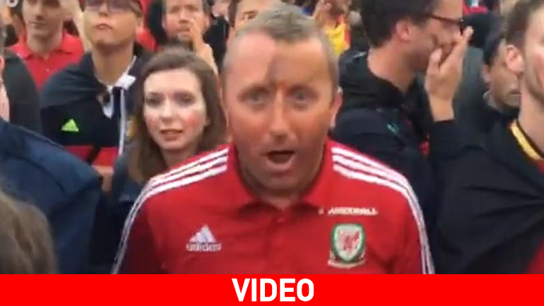 Φίλαθλος της Ουαλίας πανηγυρίζει μόνος ανάμεσα σε χιλιάδες Βέλγους