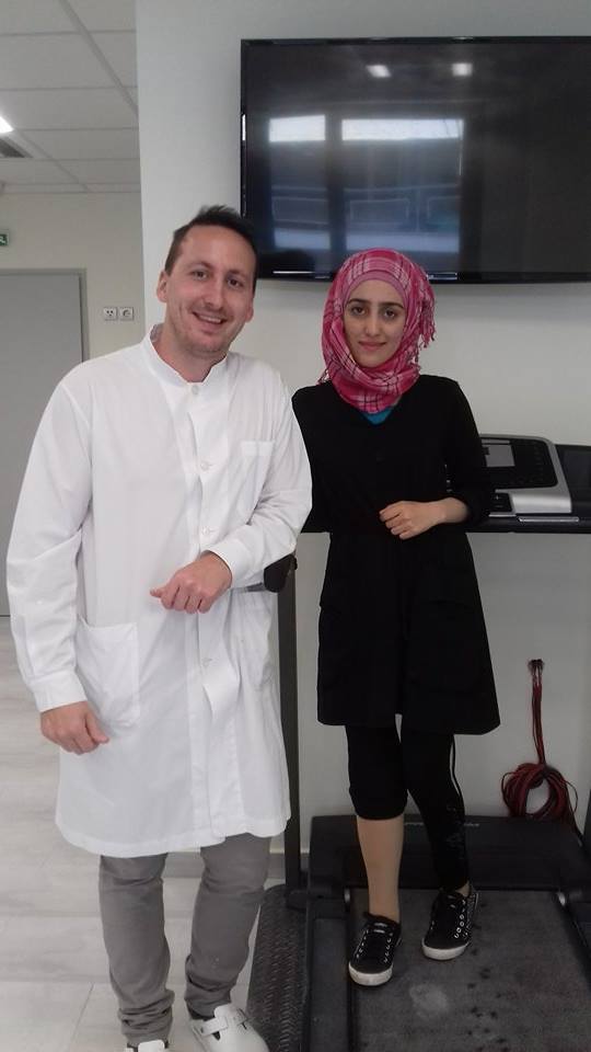 Μετά την επιτυχία της προσθετικής επέμβασης, η Dorra νιώθει ευγνωμοσύνη για τον προσθετικό-ορθωτικό Κώστα Χρονόπουλο