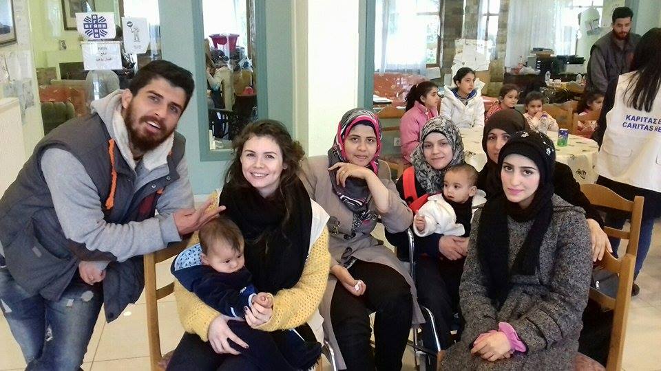 Η οικογένεια της Dora ατενίζει πια με αισοδοξία το μέλλον, μακριά από τη φρίκη της πατρίδας τους