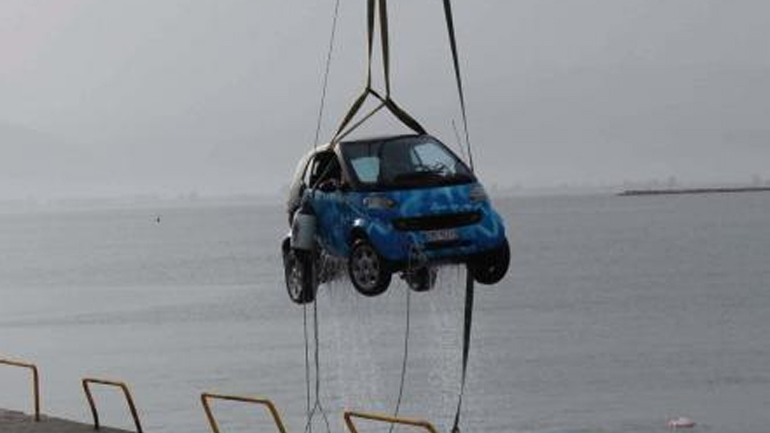 Μεσολόγγι: Οικογένεια με παιδί έπεσε με το αυτοκίνητο στη θάλασσα