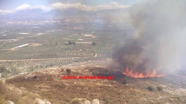 Ηράκλειο: Σε ύφεση η πυρκαγιά στη Μεσαρά