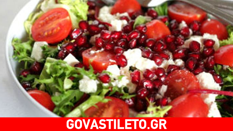 Δροσιστική σαλάτα με μαρούλι, ντοματίνια και ρόδι