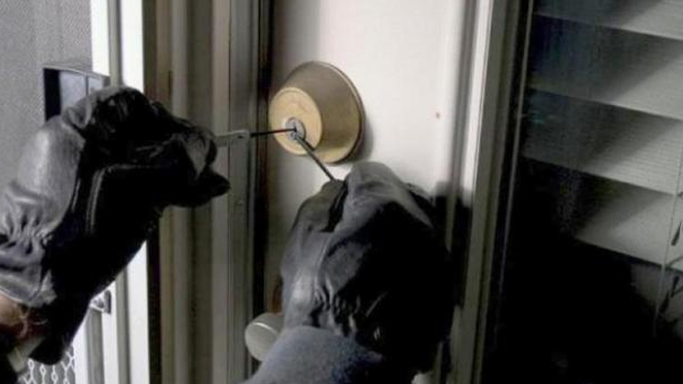 Αίγιο: Έφυγαν με λεία άνω των 16.000 ευρώ