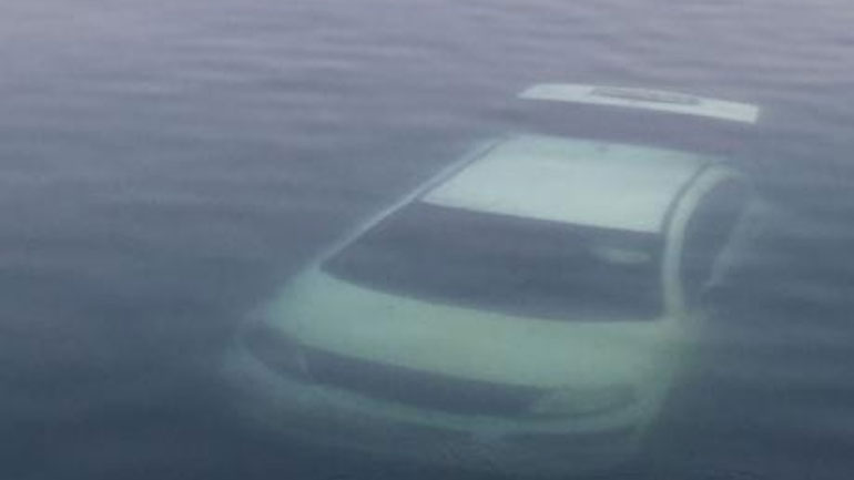 Αυτοκίνητο έπεσε στη θάλασσα στον Αγ. Νικόλαο Κορίνθου