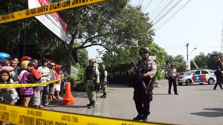 Ινδονησία: Βομβιστής αυτοκτονίας ανατινάχθηκε μπροστά από αστυνομικό σταθμό