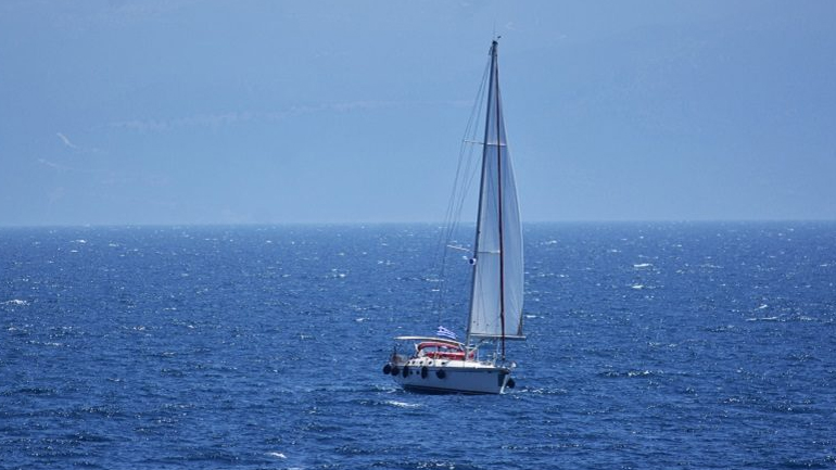 Iστιοφόρο συγκρούστηκε με φορτηγό πλοίο νότια της Πύλου