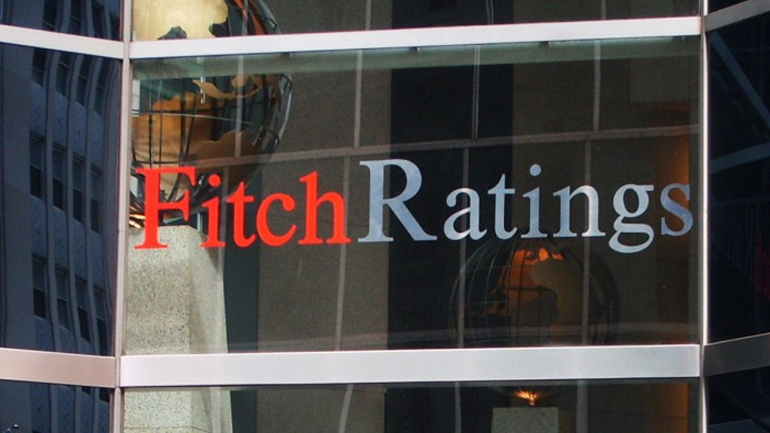 Fitch: Προτείνει σταδιακή άρση των capital controls προς τα τέλη του 2016