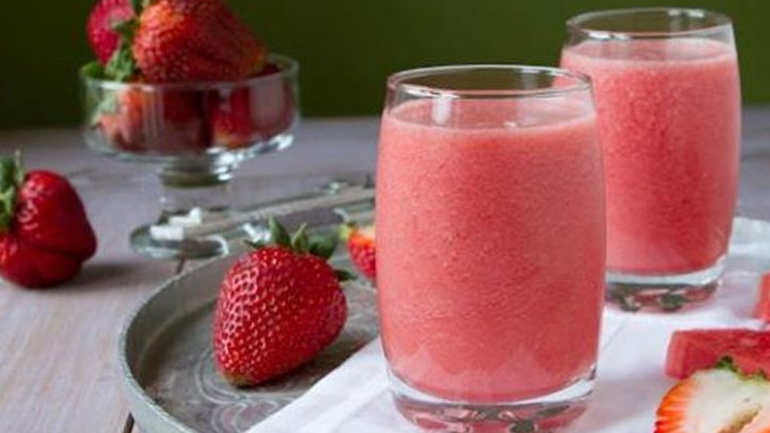 Καλοκαιρινό smoothie με καρπούζι και φράουλες!