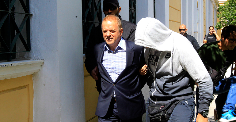 Στις 2 Οκτωβρίου 2015 προφυλακίστηκε ο εκδότης του Κέρδους για το σκάνδαλο των εξοπλιστικών. Αποφυλακίστηκε με «βραχιολάκι», αλλά παραπέμφθηκε σε δίκη μαζί με ακόμη 16 συγκατηγορουμένους του για την προμήθεια του ηλεκτρονικού συστήματος Sonak στον στρατό ξηράς