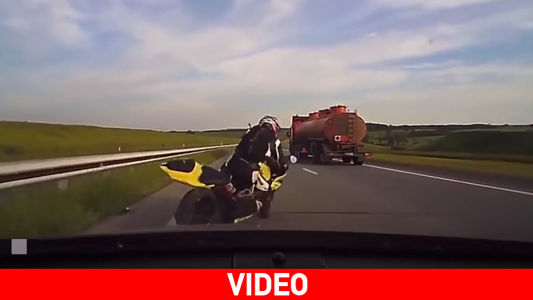 Μοτοσικλετιστής προκαλεί και τρώει τα μούτρα του!