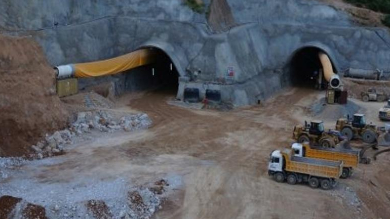 Πέντε τραυματίες σε εργατικό ατύχημα στο εργοτάξιο της Κλόκοβα