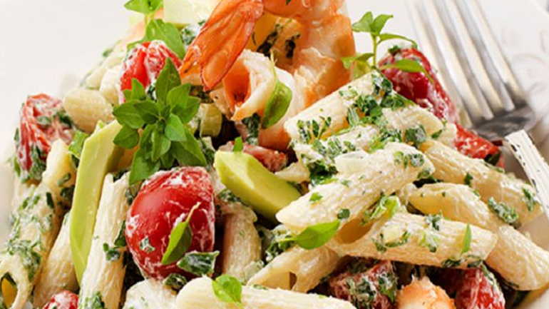 Δροσερή σαλάτα με πένες, γιαούρτι, γαρίδες και αβοκάντο