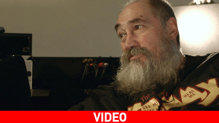 Ο Τζίμης Πανούσης παρουσιάζει μια νέα εφεύρεση, το βιβλίο