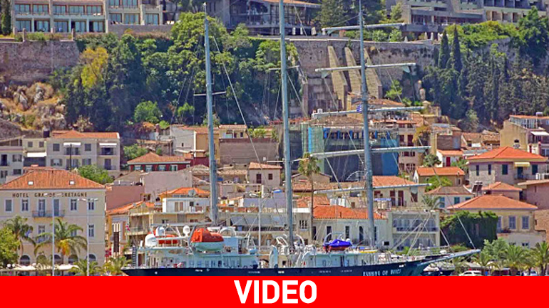 Το «Running on Waves» με πολυτέλεια από ατσάλι και ξύλο στο Ναύπλιο