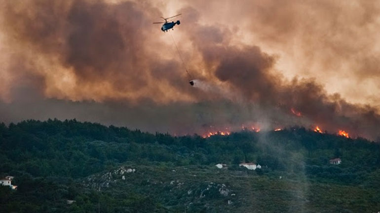 Υπό έλεγχο η φωτιά στην Άνδρο, πύρινη λαίλαπα στη Σάμο