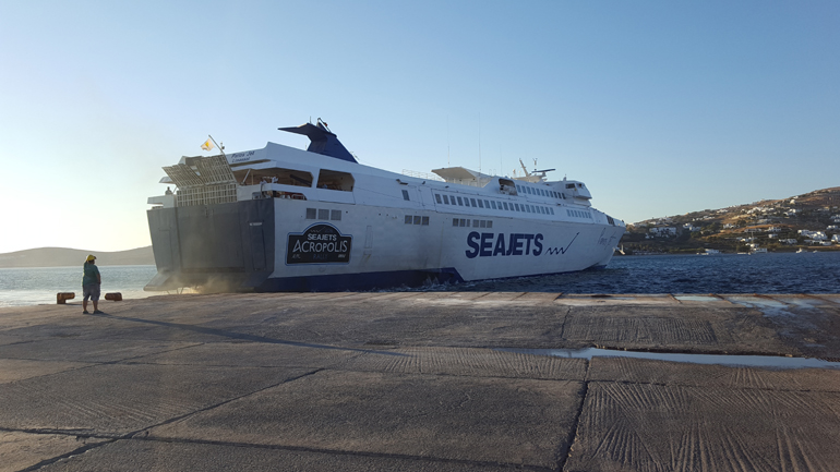 Είναι ωραίο να βλέπεις λογότυπα που σχετίζονται με το αυτοκίνητο ακόμα και σε πλοία όπως για παράδειγμα το ταχύπλοο της SEAJETS...