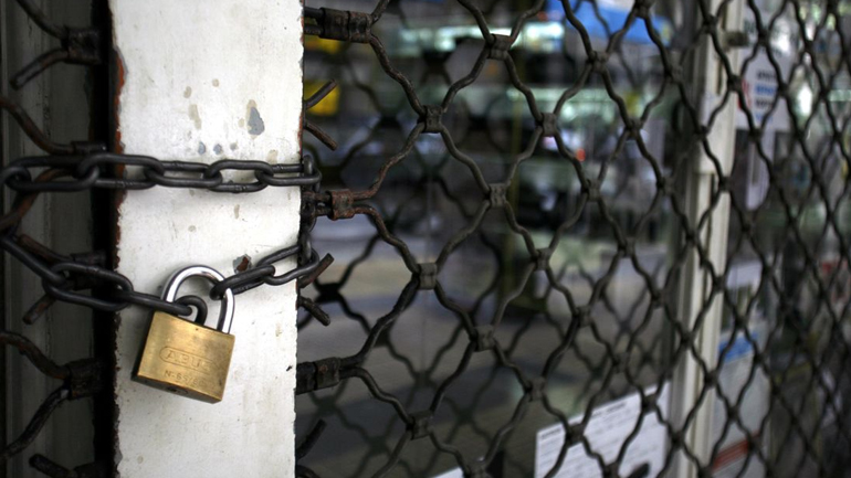 Μπαράζ λουκέτων απειλεί την αγορά