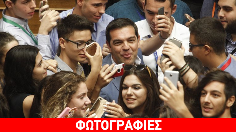 Οι selfies του Τσίπρα στη Βουλή των Εφήβων