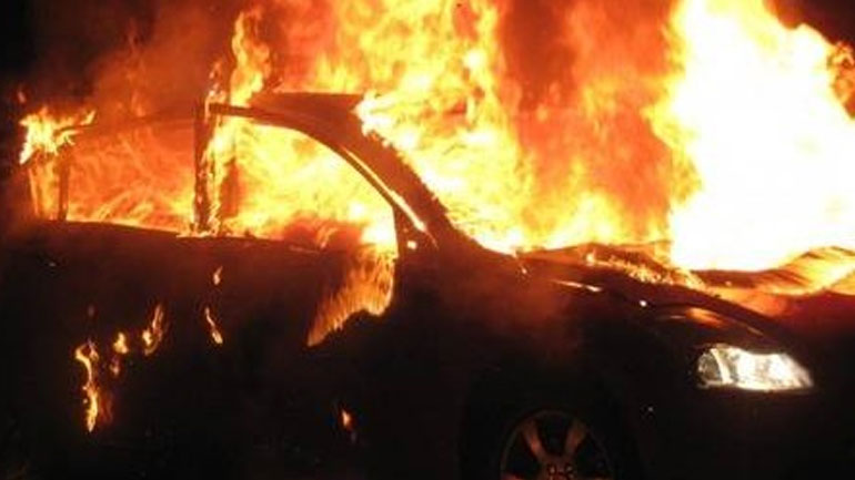 Ηράκλειο: Στις φλόγες δύο αυτοκίνητα τα ξημερώματα