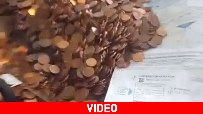 Πλήρωσε το πρόστιμο στην εφορία με… 5.000 κέρματα!