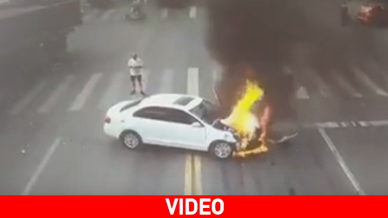 Κίνα: Αυτοκίνητο τυλίγεται στις φλόγες έπειτα από σύγκρουση με δύο νταλίκες