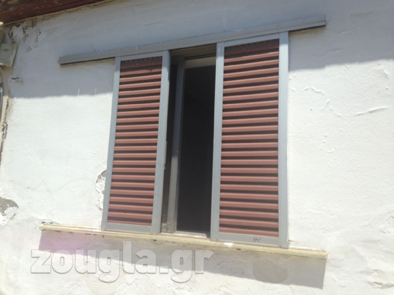 Το παράθυρο της οικίας από το οποίο έγινε η παραβίαση