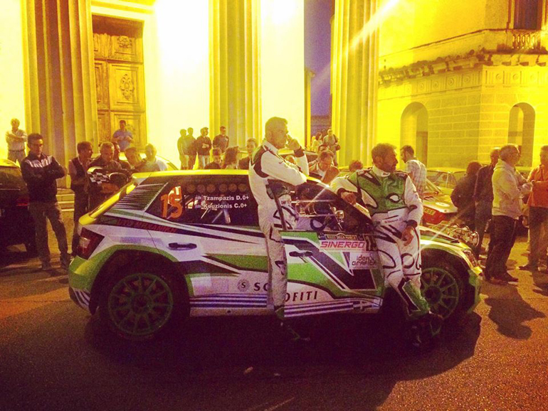 Διαμαντής Τζαμπάζης (δεξιά) και Χρήστος Κουζιώνης μαζί με την αγωνιστική Fabia R5...