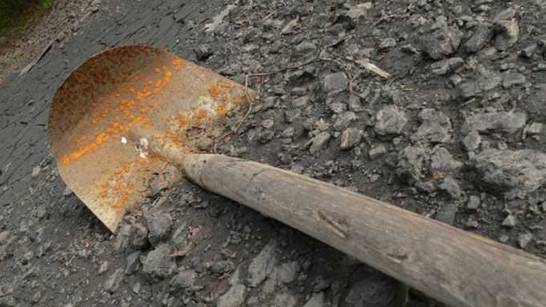 Κτηνωδία! Σκότωσε το σκυλί της γειτόνισσάς του χτυπώντας το με φτυάρι