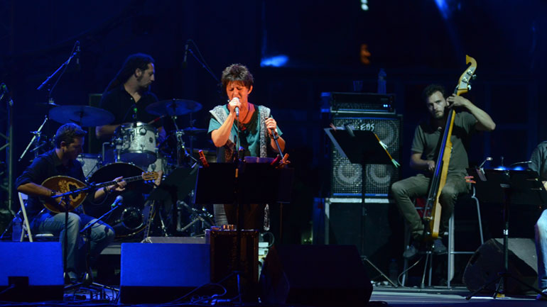 Η Φωτεινή Βελεσιώτου στο θέατρο Πέτρας