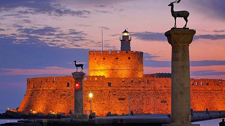 Σύσκεψη στη Ρόδο για τα προβλήματα της τουριστικής περιόδου