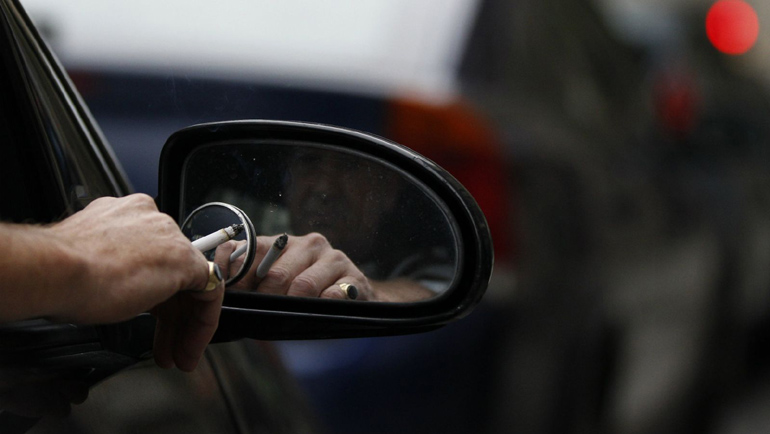 Συνηθισμένη εικόνα... Το ερωτηματικό είναι γιατί ένα ποσοστό καπνιστών πετά το τσιγάρο στο δρόμο.