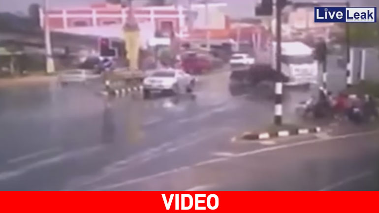 Ταϊλάνδη: Νταλίκα εκτός ελέγχου προκαλεί χάος