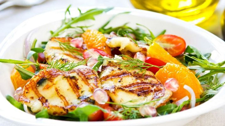 Απολαυστική σαλάτα με χαλούμι