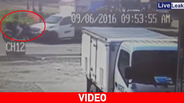 Καρέ καρέ η μετωπική σύγκρουση μηχανής με φορτηγό