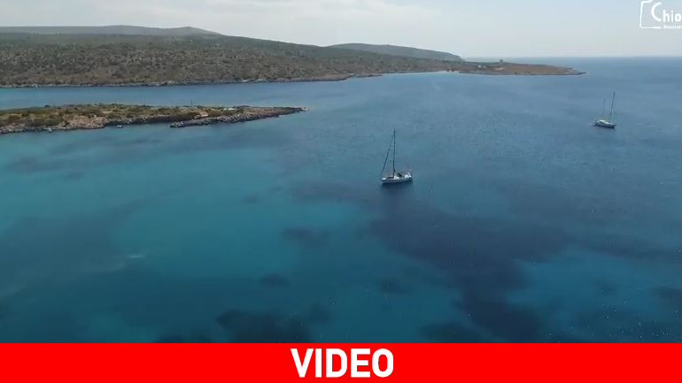 Τα καταγάλανα νερά της Χίου