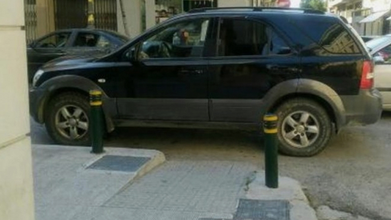 Τζιπ στάθμευσε σε θέση για ΑμεΑ