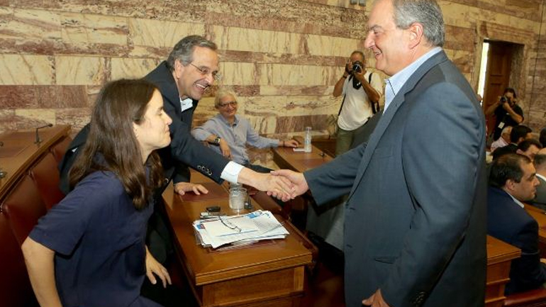 Σαμαράς – Καραμανλής: Θερμή χειραψία παρακολουθώντας την ομιλία Μητσοτάκη