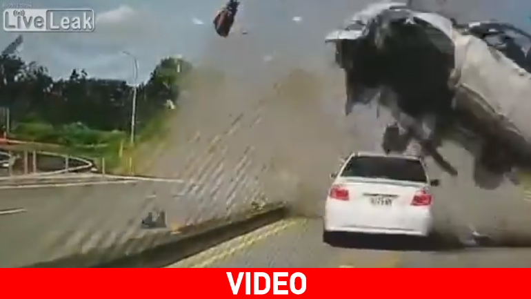 Ο αυτοκινητόδρομος γέμισε συντρίμμια!