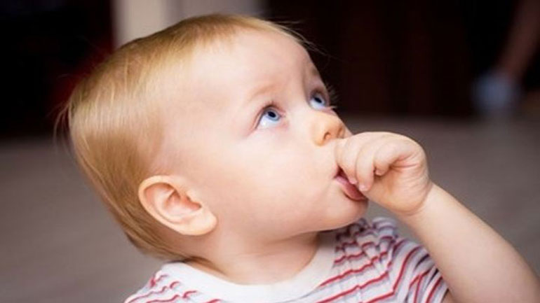 Γιατί είναι καλό να πιπιλά το παιδί το δάχτυλό του