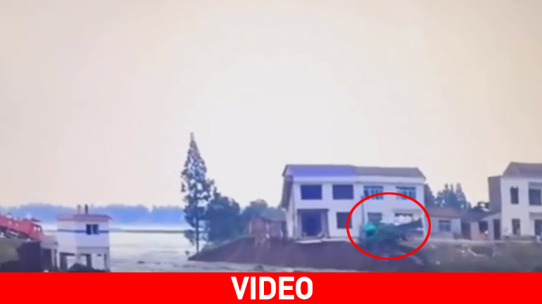 Κίνα: Πήγε να περιορίσει την πλημμύρα και έπεσε μέσα με το φορτηγό