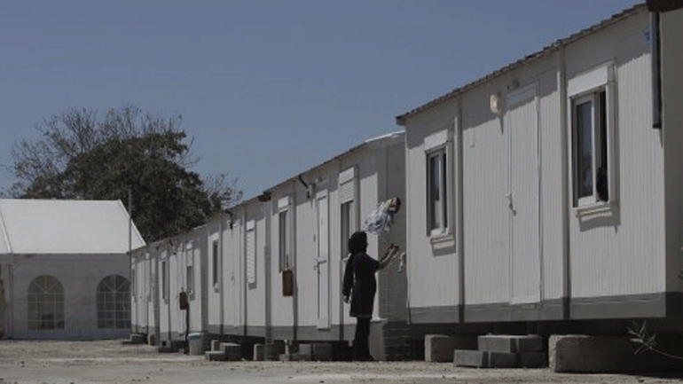 Επτά νέα κέντρα φιλοξενίας κατασκευάζονται για τη μεταφορά προσφύγων από Ελληνικό και Πειραιά