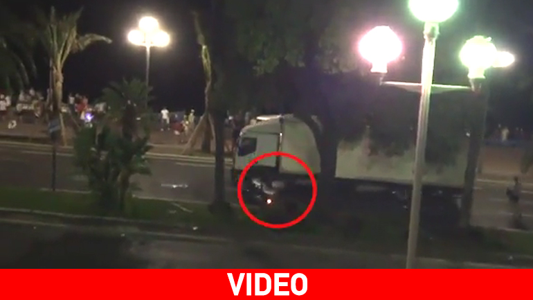 Μακελειό στη Νίκαια: Ο μυστηριώδης μοτοσικλετιστής που πήδηξε στο φορτηγό