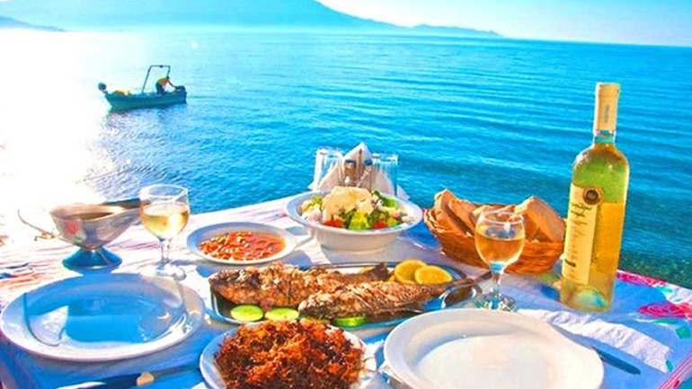 Διακοπές: Tα do’ s και τα don’ts για να μη παχύνετε