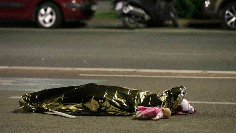 Σπάει καρδιές η εικόνα της σορού ενός κοριτσιού με την κούκλα της να βρίσκεται δίπλα της