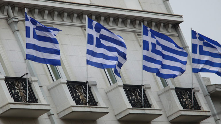 Μεσίστια η σημαία για τρεις ημέρες σε όλα τα δημόσια κτήρια της Ελλάδας