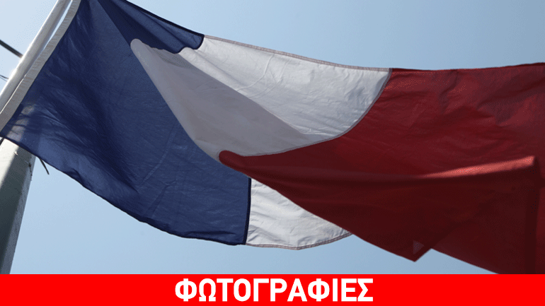 Μεσίστιες οι σημαίες στην πρεσβεία της Γαλλίας