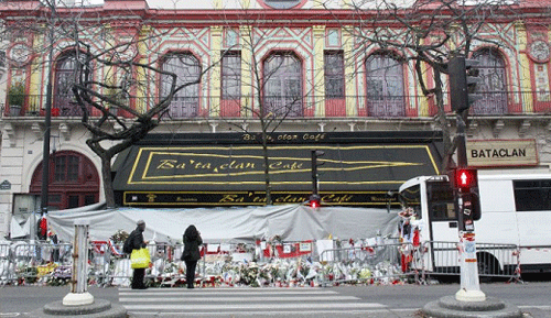 Πολίτες καταθέτουν λουλούδια στο Μπατακλάν μετά το μακελειό του Νοεμβρίου