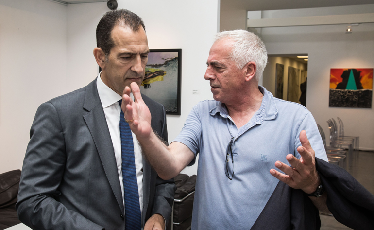 'Θα το... σκεφτώ' φαίνεται να λέει ο Χάρης Θεοφράστου (δεξιά) στον γενικό διευθυντή της Kosmocar Στήβεν Σίρτη, που δείχνει να μη... σκέφτεται καν τη θετική πορεία της Skoda στην Ελλάδα που θεωρείται δεδομένη!