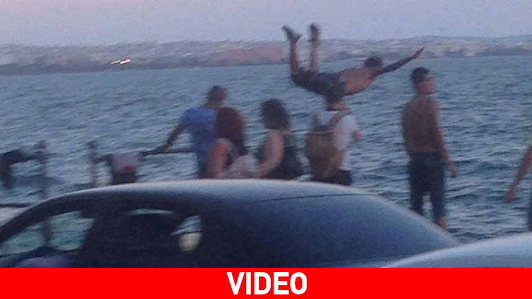 Έβγαλε τα ρούχα του και βούτηξε στον Θερμαϊκό